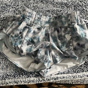 HOTTY HOT 2.5 LULULEMON SHORTS